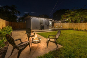 Private Boho Cottage - KING Bed - Close to Beach Airport, Zoo with BBQ Fire Pit and Patio